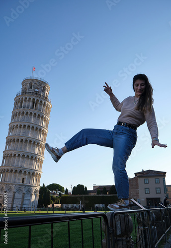 argentinian model posing with the Pisa tower