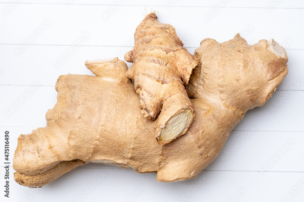 Ingwer auf einem weißen Holzbrett Ingwer auf einem weißen Holzbrett