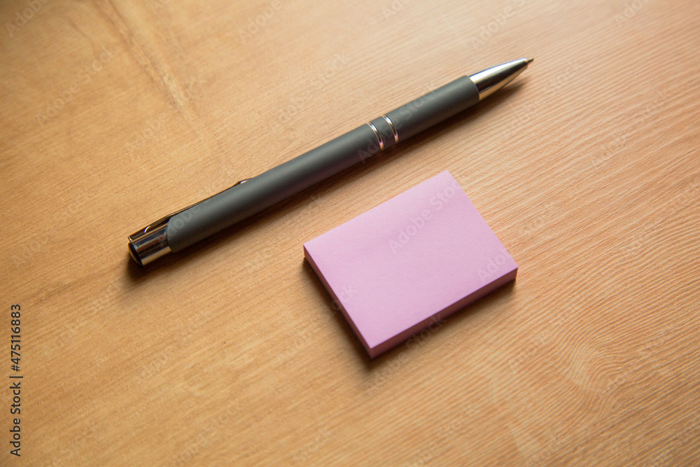 Caneta com bloco de notas adesivo