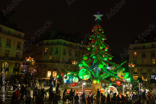 Cuadro en lienzo Marché et Festivités de Noël sur la place d'une ville en hiver, avec sapin géant qui sert de manège