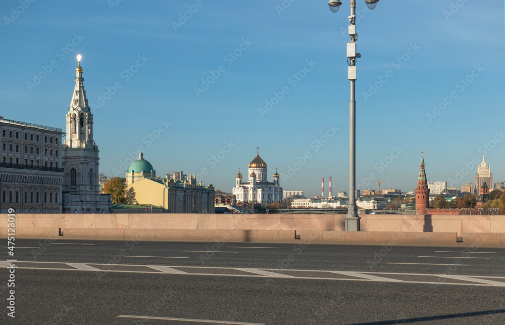 Obraz premium View from the large Moskvoretsky bridge to the Bell tower of the Church of Sophia, the Cathedral of Christ the Savior and the Moscow Kremlin