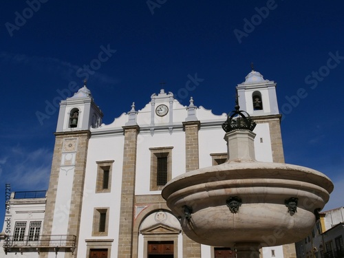 Photo Eglise Saint Antoine et fontaine de marbre à Evora dans la région de l'Algarve a