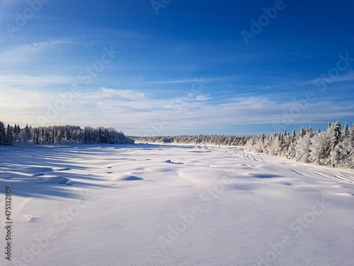 Blick auf den zugefrorenen Fluss Etuväylä vor blauem Himmel bei Muonio Lappland Finnland