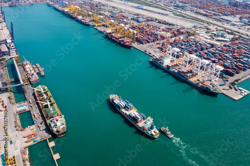 Container cargo ship and shipping port working. Business and Industry service import export logistic and transportation of International by container ship in the open sea © SHUTTER DIN