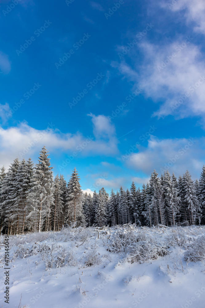 Erste Winterwanderung auf dem Rennsteig bei schönstem Sonnenuntergang - Deutschland Erste Winterwanderung auf dem Rennsteig bei schönstem Sonnenuntergang - Deutschland