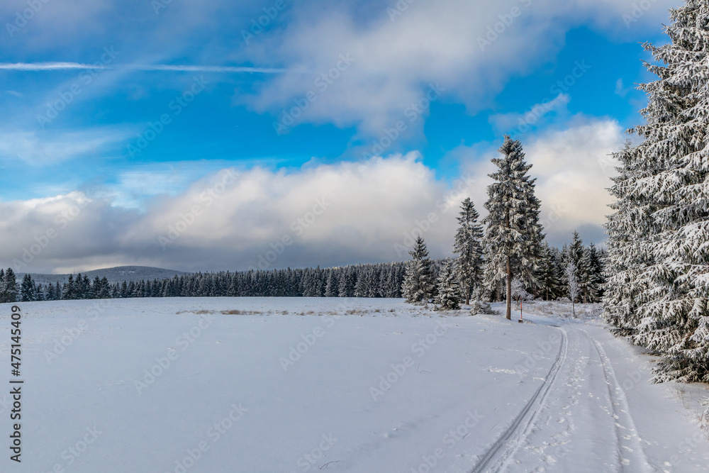 Erste Winterwanderung auf dem Rennsteig bei schönstem Sonnenuntergang - Deutschland Erste Winterwanderung auf dem Rennsteig bei schönstem Sonnenuntergang - Deutschland