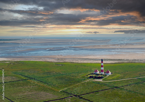 Blick über die Salzwiesen auf die Nordsee mit dem Leuchtturm von Westerhever photo