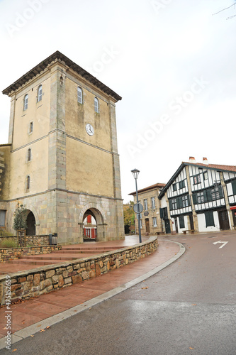 iglesia campanario ayuntamiento de ascain pueblo vasco francés francia 4M0A7689-as21