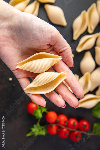 Fotografie conchiglie pasta raw big shell durum wheat semola flour healthy meal food snack on the table copy space food background rustic