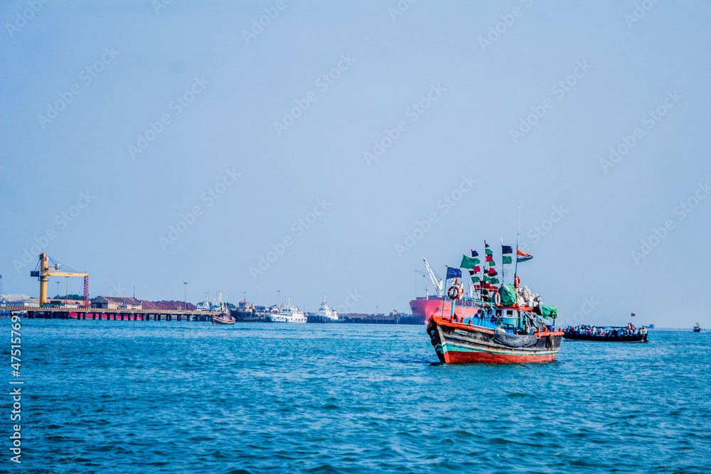 Fototapeta premium Boats sailing in Bet dwarka 