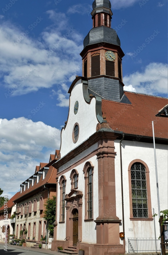 Bartholomäuskirche / Evangelische Pfarrkirche mit Häuserzeile in Mettenheim / Rheinhessen