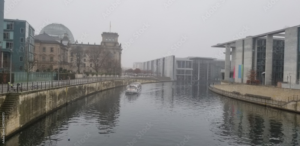 Berliner Reichstag an der Spree