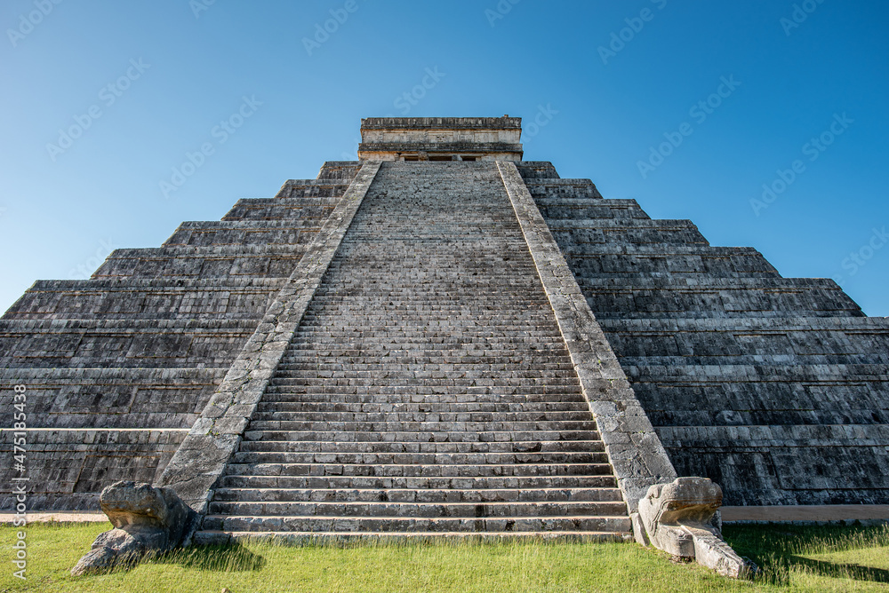 Chichen Itza Mayan ruins in Mexico - Temple of Kukulcán Chichen Itza Mayan ruins in Mexico - Temple of Kukulcán