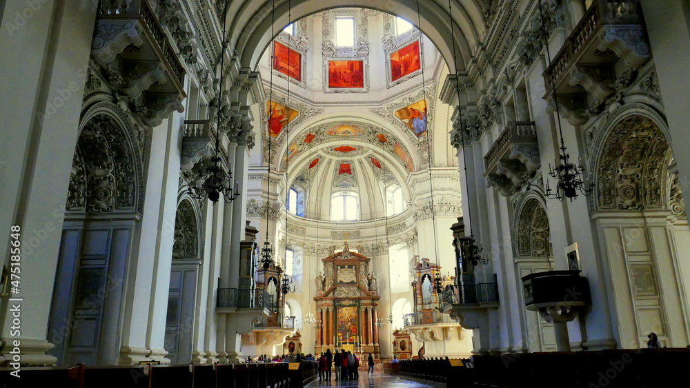 herrliche weite Innenansicht des Doms zu Salzburg im Barockstil mit erleuchteter Kuppel und Altar mit Orgeln