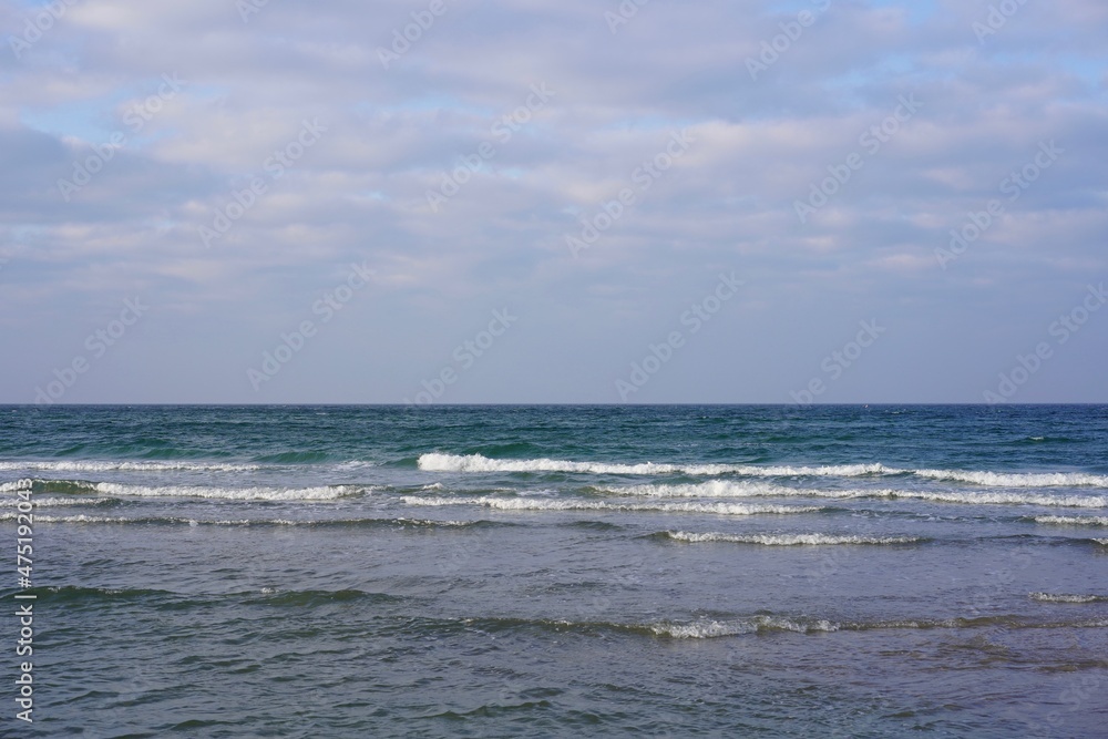 Ostsee mit Wellen bei Sonnenschein Ostsee mit Wellen bei Sonnenschein