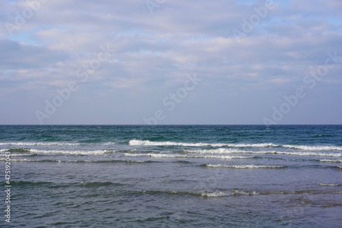 Ostsee mit Wellen bei Sonnenschein 