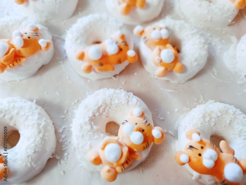 christmas donut, donuts with icing and sprinkles, tiger symbol 2022 christmas donut, donuts with icing and sprinkles, tiger symbol 2022
