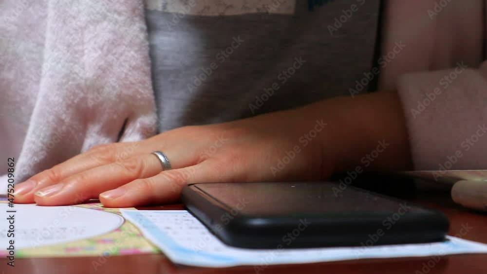 手紙を書く人 手元 クローズアップ 女性 手紙を書く人 手元 クローズアップ 女性