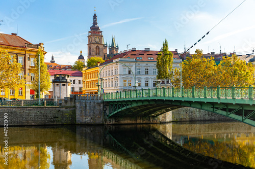 Foto View of Hradec Kralove cityscape with bridge across Elbe river on background with White Renaissance tower and belfries of Gothic Cathedral on sunny autumn day, Czech Republic