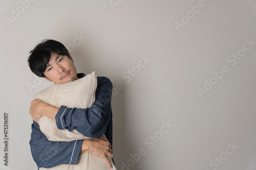 男性の枕と睡眠 © 茂輝 田代