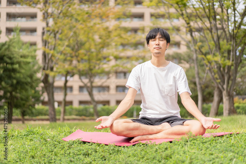 野外でヨガをする男性