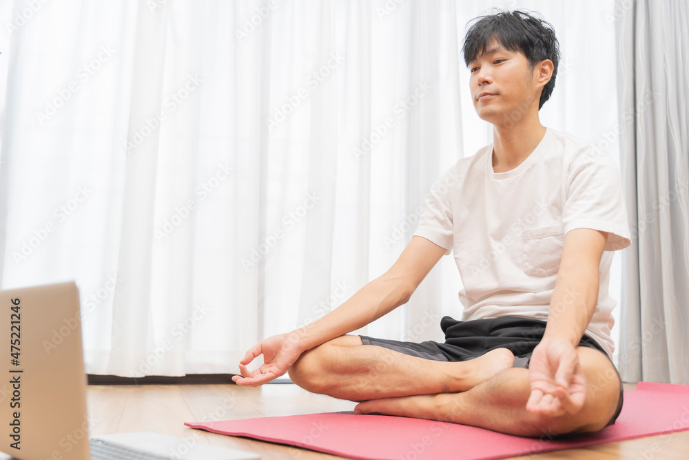 自宅ヨガをする男性 自宅ヨガをする男性