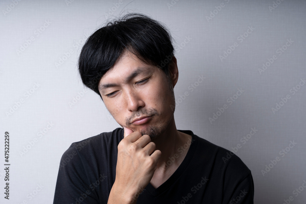 男性の顔のアップ 考える人 男性の顔のアップ 考える人