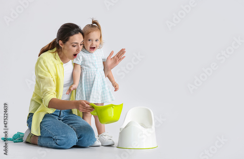 Mother potty training her l...