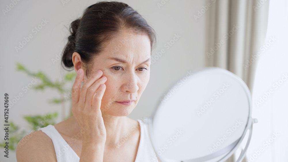 スキンケアするシニア女性（美容・ビューティー）