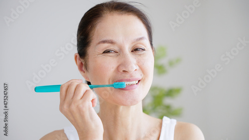 歯磨きをシニア女性（健康・ヘルスケア・美容・ビューティー）