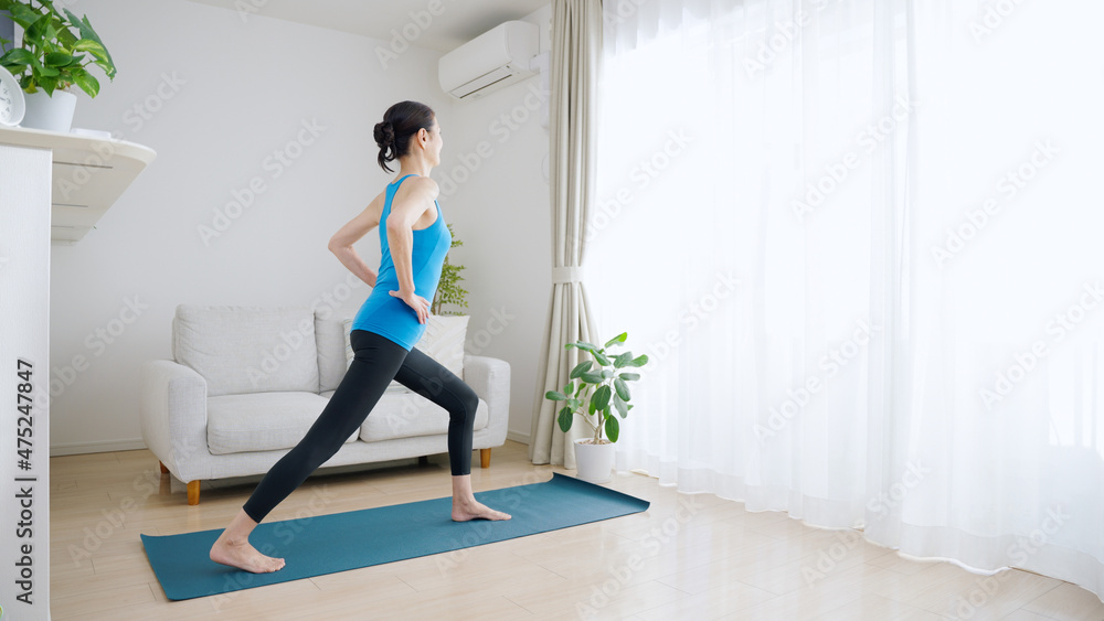 Obraz premium 家でストレッチするシニア女性（健康・ヘルスケア）