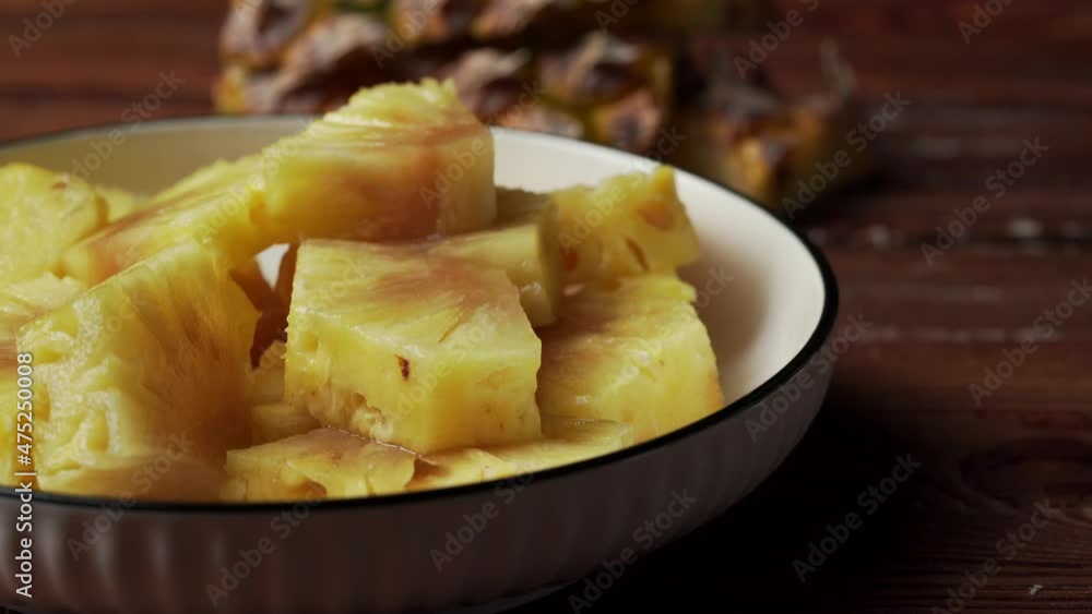 Chinese special Cantonese cuisine pineapple sweet and sour pork production and ingredients Chinese special Cantonese cuisine pineapple sweet and sour pork production and ingredients