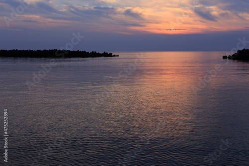 夕暮れ時の静かな海岸