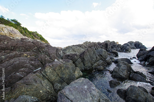 荒々しい火成岩で形成された潮岬の先端部