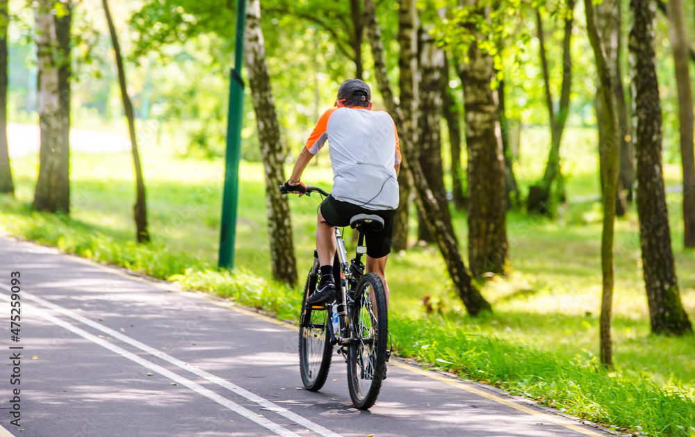 Naklejka premium Cyclist ride on the bike path in the city Park 