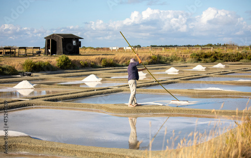 Foto Saunier ou paludier dans les marais salant de l'île de Noirmoutier en France