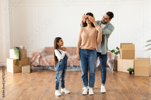 Happy loving young family celebrating relocation together © Prostock-studio