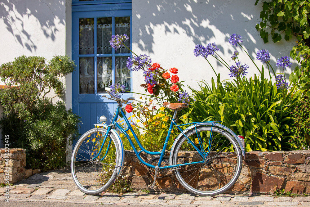 Vieux vélo bleu dans les rues d'un petit village en Vendée, France.