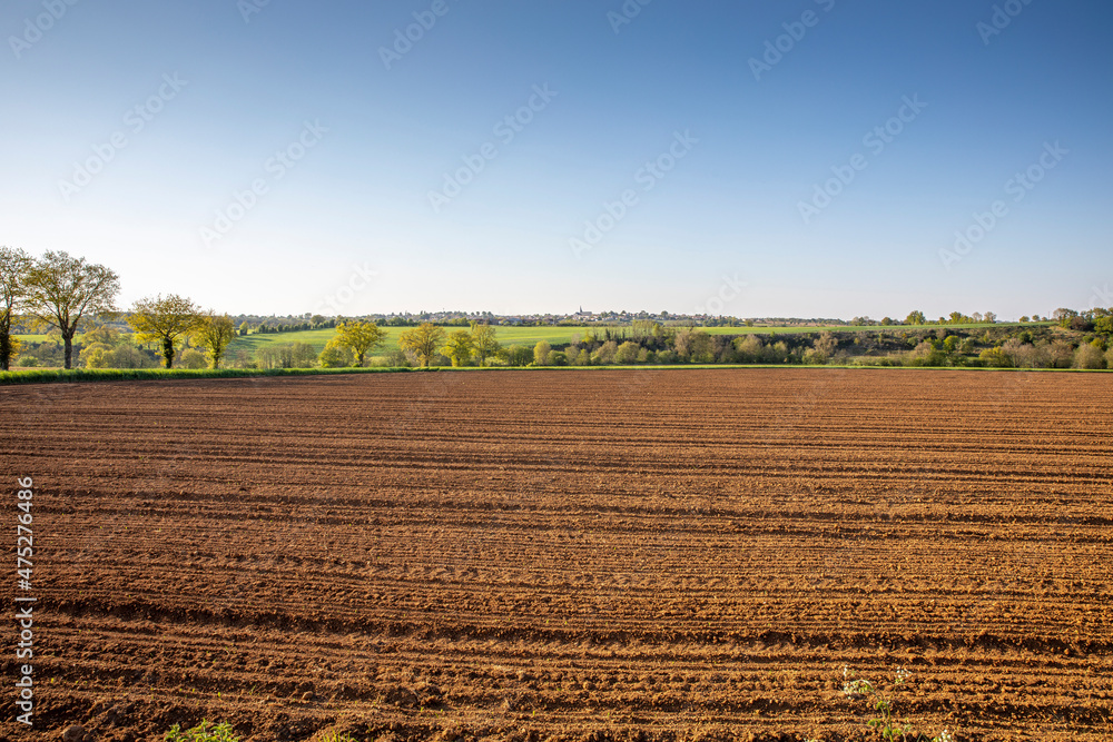 Campagne et paysage agricole, champ labouré après les semences de printemps.