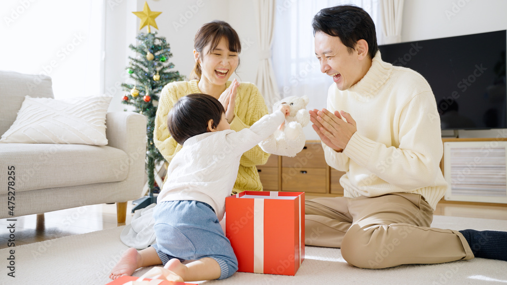 クリスマスプレゼントを貰う子供 家族 ファミリー 育児 子育て Stock Photo Adobe Stock