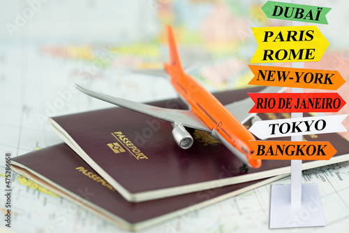 Concept voyages, avion et destinations sur passeports 