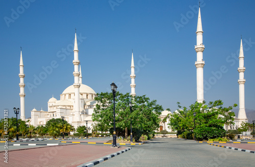 Fotografija Sheikh Zayed Mosque with six minarets is the main mosque in the Emirate of Fujai