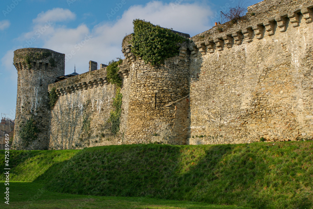 Obraz premium remparts de Laval, bastion et tour Belot-Oissel