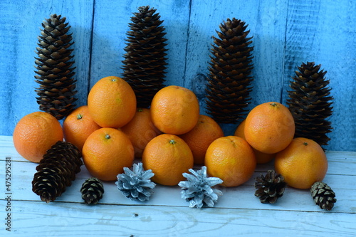 Obraz na płótnie Fresh pink tangerines for Christmas decorated with fir cones w salonie