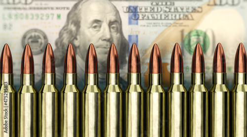 Waffenlobby - Patronen vor US-Dollarnote photo