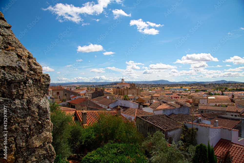Vista del pueblo antiguo de Trujillo, en España con montañas y nubes en el fondo