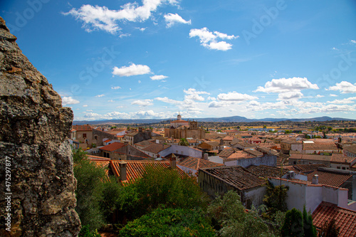 Vista del pueblo antiguo de Trujillo, en España con montañas y nubes en el fondo