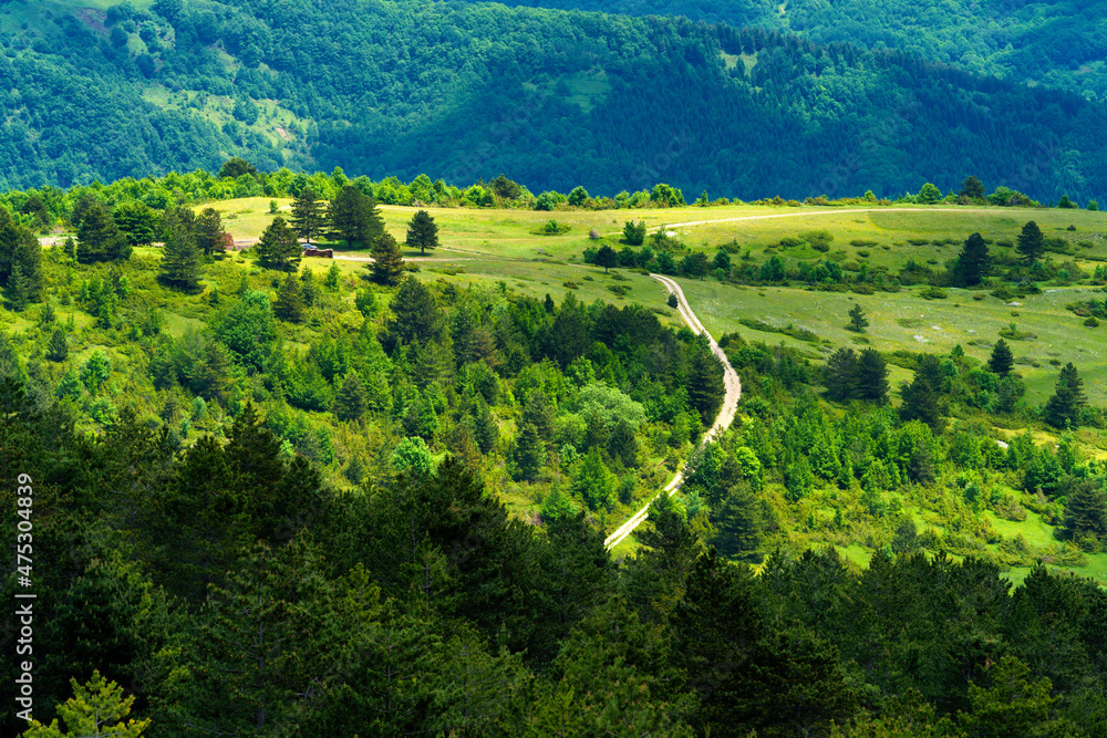 Obraz premium Mountain landscape along Forca di Presta, Marche, italy