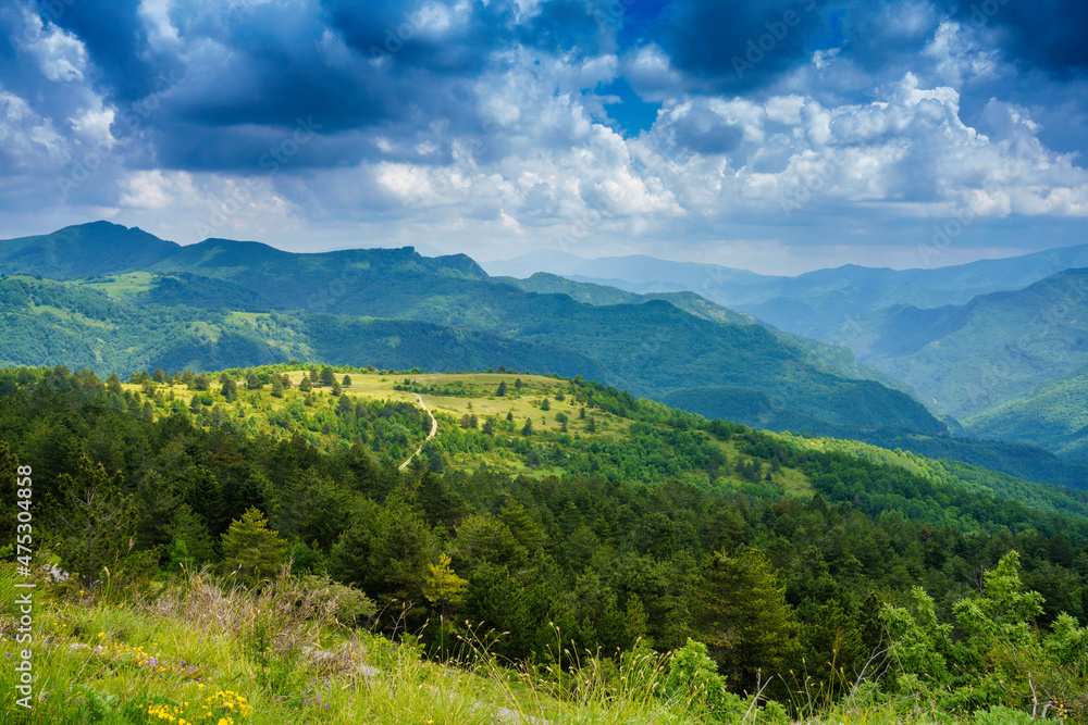 Naklejka premium Mountain landscape along Forca di Presta, Marche, italy