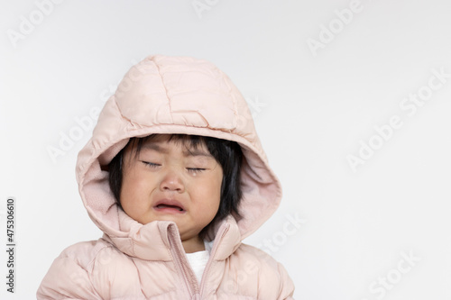 ダウンジャケットを着て泣いている赤ちゃん（1歳5か月、日本人、女の子）